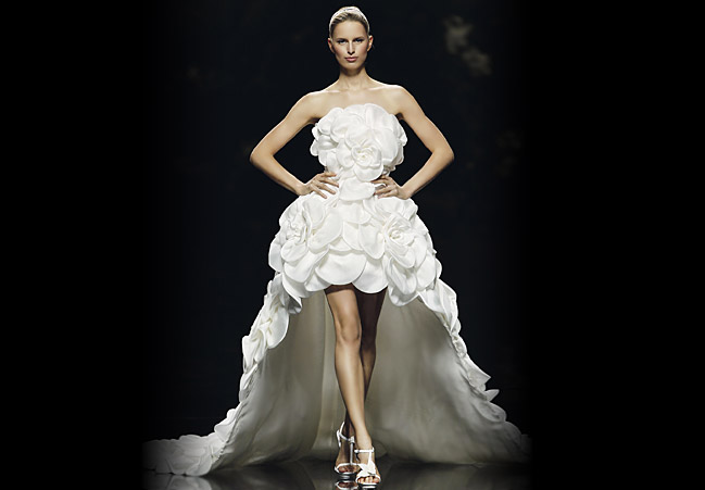 Hochzeiskleid Vosgos, Pronovias, Barcelona Hochzeitskleid vorne kurz, hinten lang