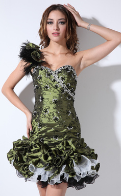 Etui-Linie One-Shoulder-Träger Kurz/Mini Taft Organza Abiballkleid mit Rüschen mit Perlen verziert Feder. Ca. 135,- Euro im JennyJoseph online Shop Etui Abiballkleid kurz grün
