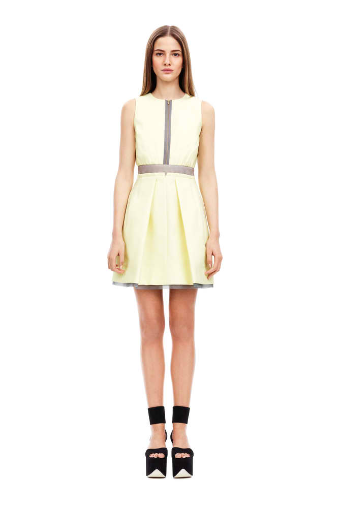 Victoria Beckham Cocktail mit Metall-Reißverschluss auf der Vorderseite. Ärmelloses Etuikleid Zitrone mit Khaki-farbenem Ripsband. 895,- Euro im online Shop Ärmelloses Cocktailkleid Victoria Beckham