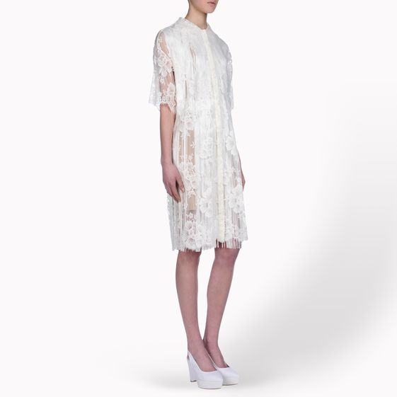 Cocktailkleid aus durchbrochener weißer Baumwollspitze. Zartes Spitzenkleid in gedämpftem Weiß und mit langen Fransen verziert. Ärmel leicht durchbrochen und mit Muschelsaum. Nudefarbenes Futter. 2.395,- im Stella McCartney online Shop. Cocktailkleid Gerrard - Stella McCartney Sommer 2013