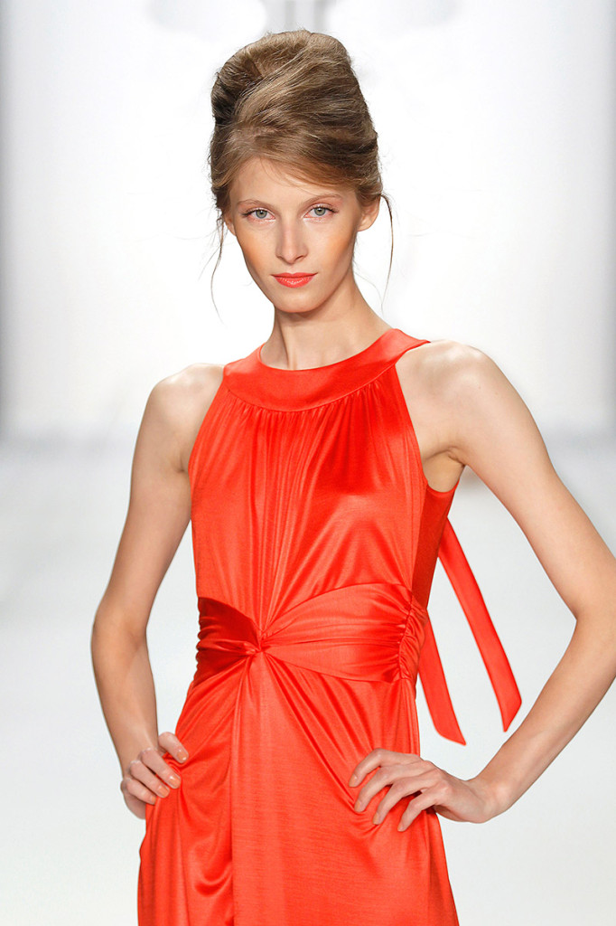 Glänzend rotes Abendkleid in leichter Sommerqualität, unkompliziert und bequem zu tragen Abendkleid rot, Kollektion 2013 Minx Mode