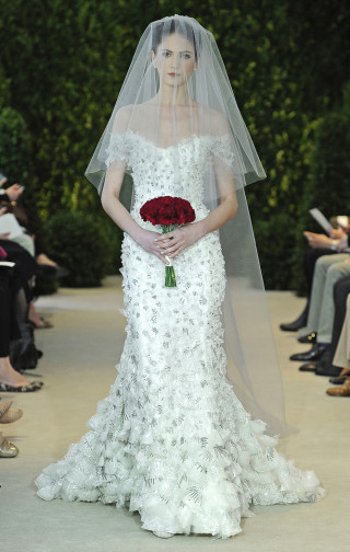 Hochzeitskleid weiß/silber, schulterfrei, Carolina Herrera