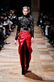 Wickelrock in Rot, schwarzes Top, Balmain-Schulter. Balmain 2013/2014 Ausgefallene Abendkleider Balmain H/W 2013/2014