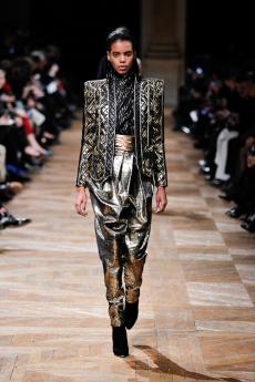 Gewickelte Haremshose in Gold mit breitem Gürtel passend zur hochgeschlossenen Bluse und Jacke in Schwarz/Gold. Balmain 2013/2014 Ausgefallene Abendkleider Balmain H/W 2013/2014