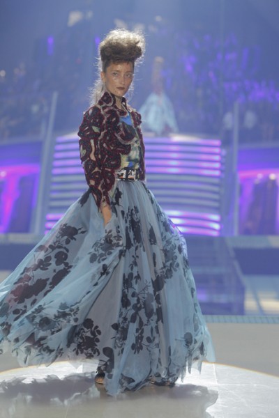 Schwarze Rosen zieren das hellblaue Ballkleid. Atemberaubende Robe V. Westwood 2014 Vivienne Westwood Gold Label_SS14_