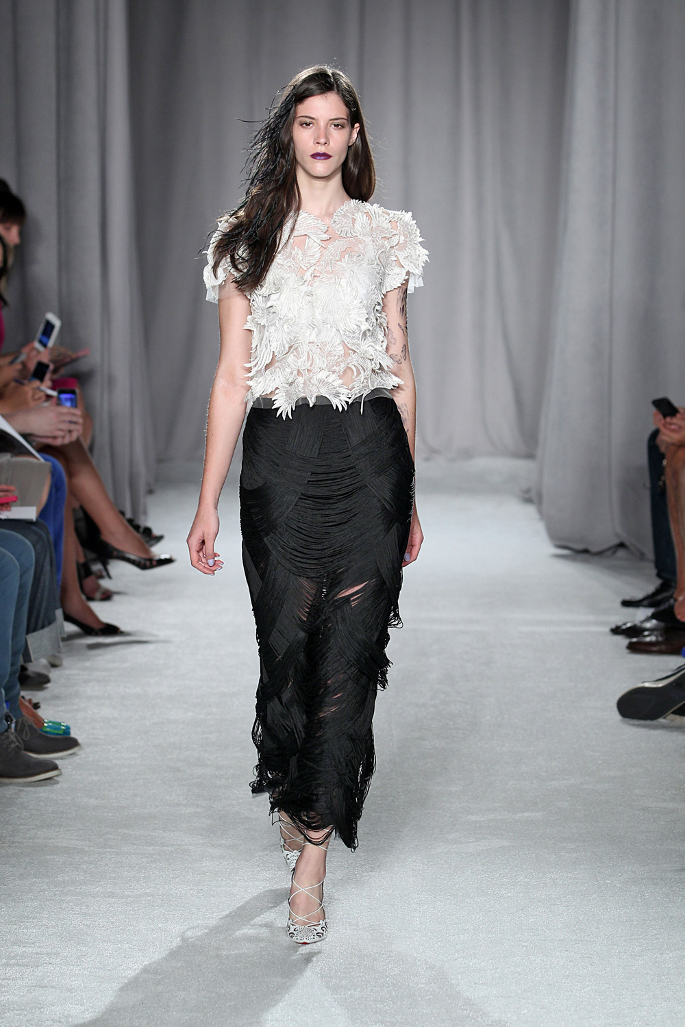 Black & White modern interpretiert, mit Cut-Outs und Spitze. Marchesa Frühjahr 2014 Marchesa Abendkleider 2014