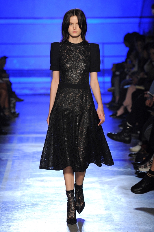 Braves Kleid mit Spitzeneinsätzen in Schwarz. Halbarm Cocktailkleid Emanuel Ungaro 2014/15 Ungaro Kleider H/W 2014/15