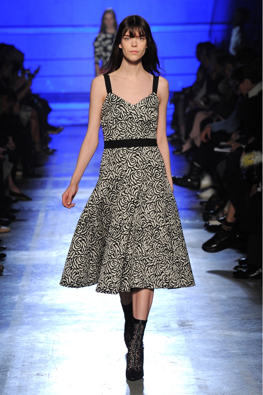 Vielseitig zu tragendes Kleid im zarten schwarz-weiß Print. Emanuel Ungaro 2014/15 Ungaro Kleider H/W 2014/15