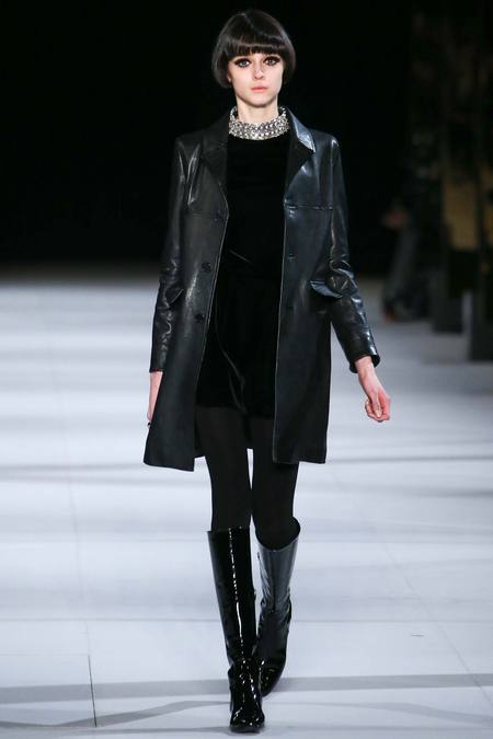Samtkleid schwarz mit schwarz glänzendem Ledermantel - YSL 2014 - Foto Gianni Pucci / Indigitalimages.com Saint Lauent Kleider 2014