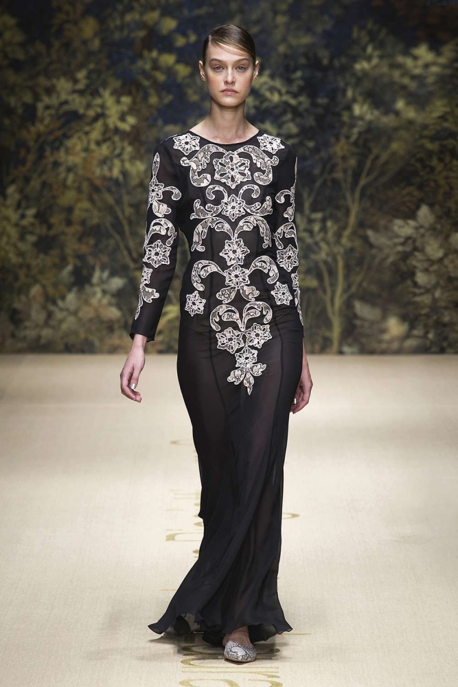 Weiße Broderien auf schwarzem Musselin - Laura Biagotti SS 2014 - Langes Abendkleid Langarm Abendkleid - Laura Biagotti SS 2014