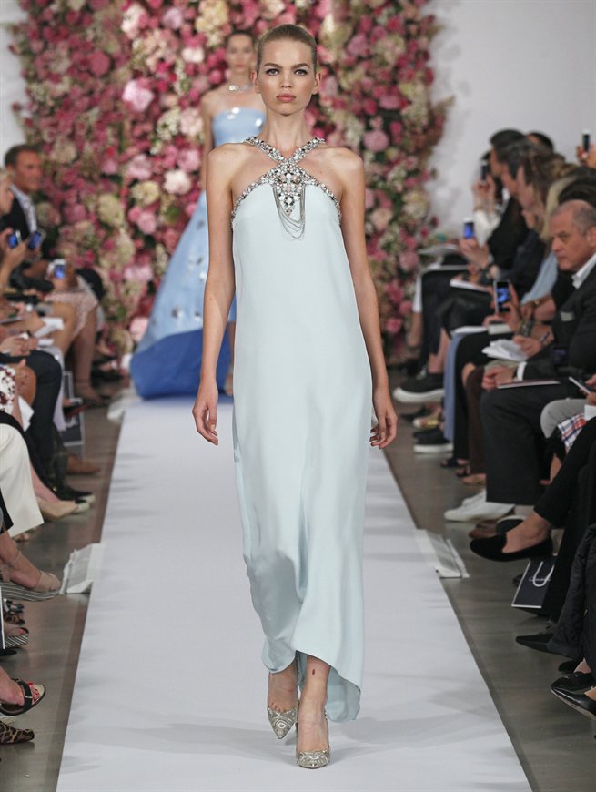 Neckholder Abendkleid in hellblau. Seidenkleid üppig mit Schmucksteinen am Hals besetzt. Oscar de la Renta Neckholder Red Carpet Dress