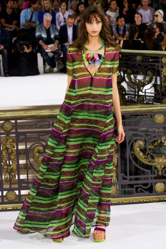 Sommerliches Abendkleid, Kaftan mit verdeckten Schultern John Galliano Abendkleider Sommer 2015