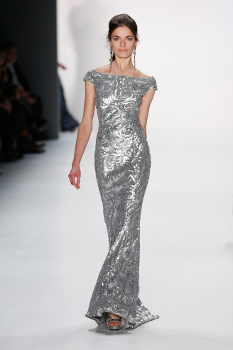 Abendkleid lang mit metallischer Oberflächenstruktur in Silber - Guido Maria Kretschmer Mode Guido Maria Kretschmer Mode HW 2015 / 2016