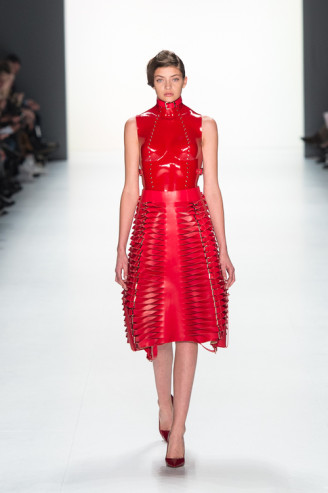 Marina Hoermanseder Mode für erwachsene Mädchen Heißes Outfit mit Fetischqualität. Rotes Lackleder mit Nieten und Schnallen. Ladylike die Rocklänge