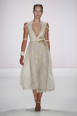 Sommerkleid midi mit tiefem V-Ausschnitt. Irene Luft Sommerkleid, leicht transparent mit Gold