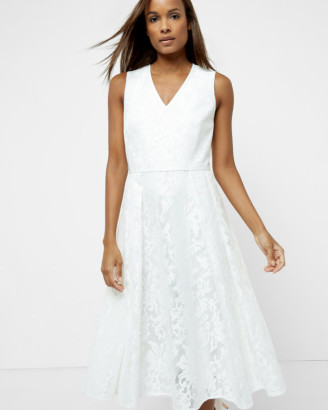 Weiße Kleider gehören auch 2016 zu den Must-Haves, weil sie so vielseitig sind. Ted Baker 2016 Weiße Kleider - Ted Baker