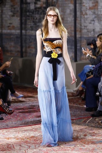Natürlichkeit ist Trumph! Abiballkleid Gucci - jugendlich beschwingt. Copyright vogue.com Gucci Abendkleider, Abiballkleider