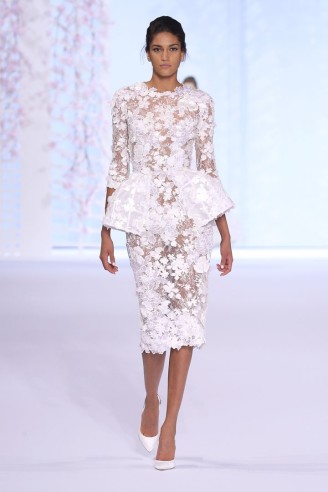 Ralph & Russo weißes Cocktailkleid aus Spitze mit Schößchen. Ralph & Russo weißes Cocktailkleid