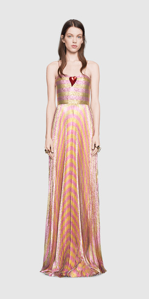 "Mode ist ein Spiel, ein bildliches Spiel", meint Kreativdirektor ALESSANDRO MICHELE bei GUCCI fotocredit www.gucci.com Gucci Ballkleid/Abendkleid mit rotem Herz