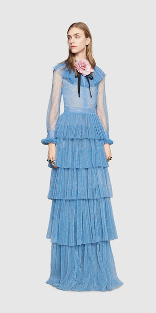 Romantisches Ballkleid im viktorianischen Stil - GUCCI Ballkleider 2016/17 - fotocredit www.gucci.com Hellblaues Ballkleid, Abendkleid langarm GUCCI Ballkleider 2016