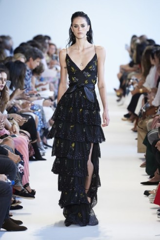 Rüschen-Kleid mit kleinem Muster. Romantisches Abendkleid 2017 - Altuzarra copyright Altuzarra official