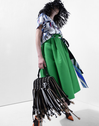 Grün lässt sich mit vielen Farben kombinieren. Weiß ist im Sommer meist immer mit dabei! Rock grün und Bluse bunt - fotocredit Emilio Pucci