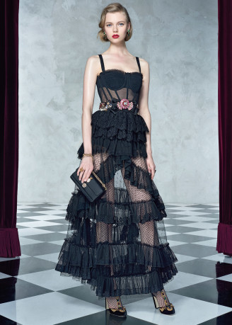Korsagenkleid mit Rüschen, schwarz. Copyright Dolce & Gabbana.