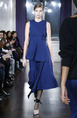 Jason Wu, feminine Abendkleider mit sense & sensibility - Kollektion Herbst/Winter 2017/18 JASON WU - asymmetrische Abendkleider