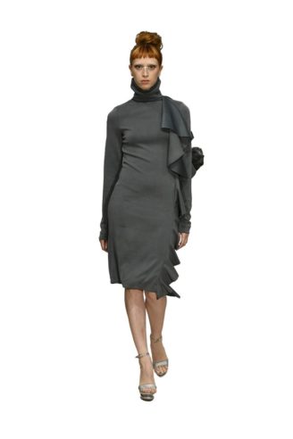 Anja Gockel Herbst/Winter 2017/2018 Anja Gockel graues Kleid mit seitlichen Volants