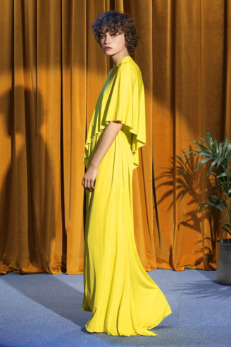 Stella McCartney Abendkleider Kollektion Frühjahr 2018 Stella McCartney 2018 - Abendkleid in Gelb in fließender Silhouette