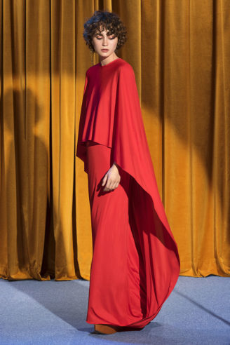 Wogende Abendrobe in Lippenstiftrot. Stella McCartney 2018 - nachhaltige Mode bei Abendkleidern Nachhaltige Mode, Abendkleider Stella McCartney