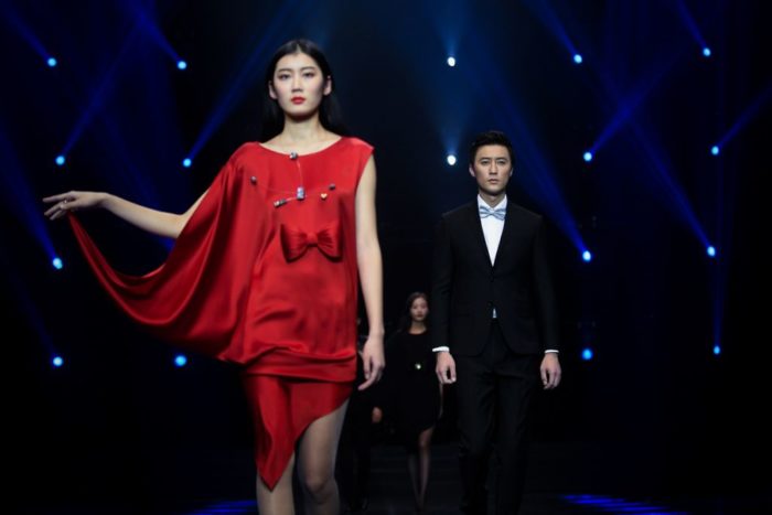Pierre Cardin 2018 Fashion Show in Beijing Rote Cocktailkleider Pierre Cardin 2018